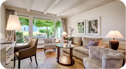 Helles Wohnzimmer mit Sofa und Aussicht